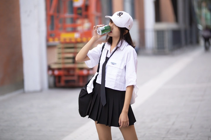 戴帽子女孩