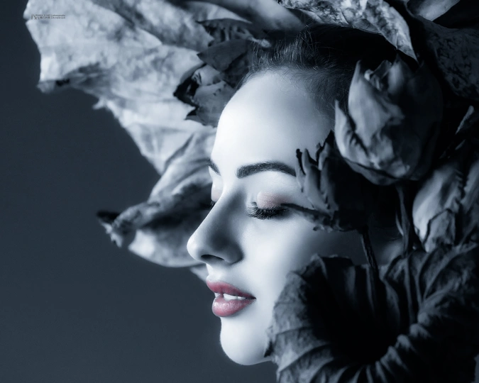 一个脸上有花的美丽女人的黑白肖像