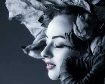 一个脸上有花的美丽女人的黑白肖像