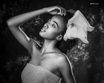 黑白肖像画一位美丽的女士穿着长裙和面纱