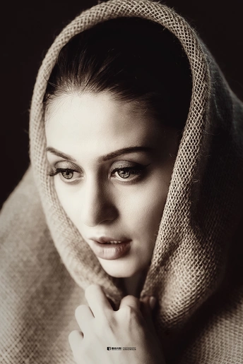 一位年轻女子披着披肩 眼睛十分美丽 肖像画。