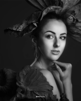 黑白肖像画一位美丽的女士 头上有花