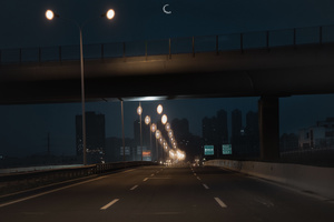 夜晚的高速公路 月亮在立交桥上 桥上有汽车