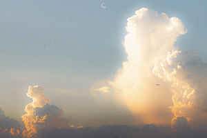 日落时在海洋上空飞行的飞机 天空中有大片云层