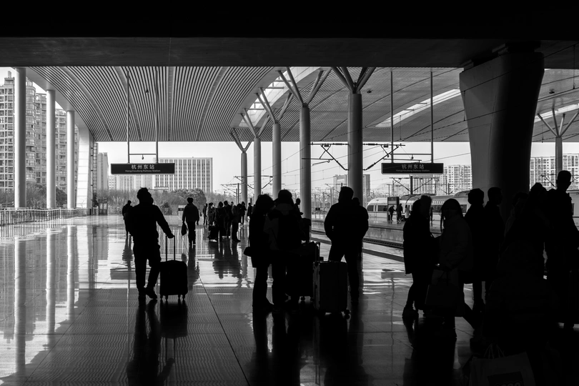 一张黑白照片 许多人穿行于机场