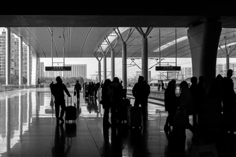 一张黑白照片 许多人穿行于机场