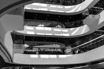 黑白现代办公楼 螺旋楼梯和电梯在每层楼