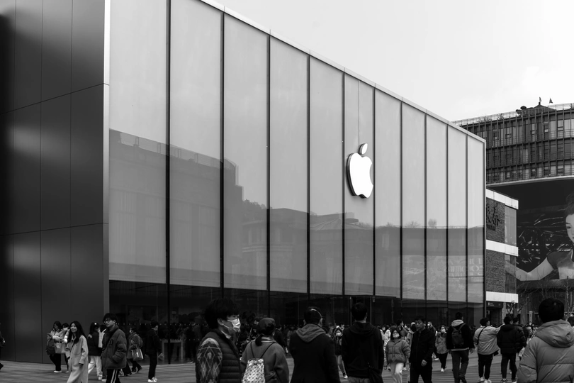 一张黑白照片 一群人经过苹果