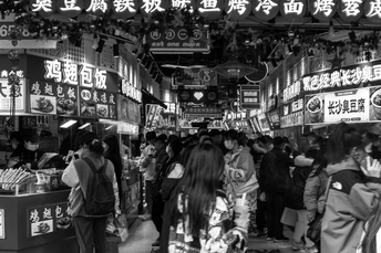 人群沿着拥挤的街道行走