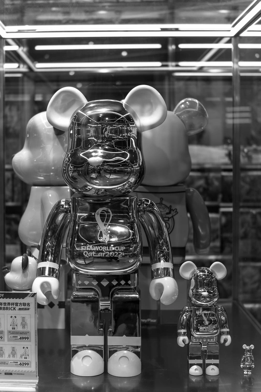 窗户里的一个机器人玻璃展示