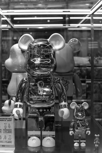 窗户里的一个机器人玻璃展示