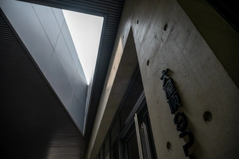 墙上有天窗 屋顶上有标志的建筑物