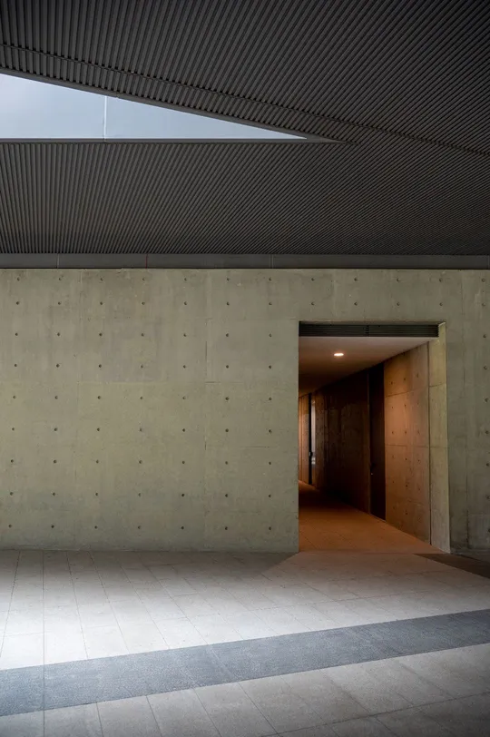 一条宽敞的走廊 墙壁和天花板都是混凝土制成的。