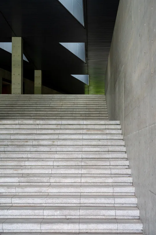 白色台阶和一些混凝土墙壁的现代建筑