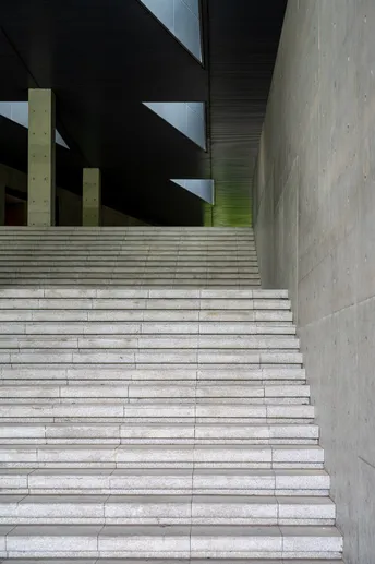 白色台阶和一些混凝土墙壁的现代建筑