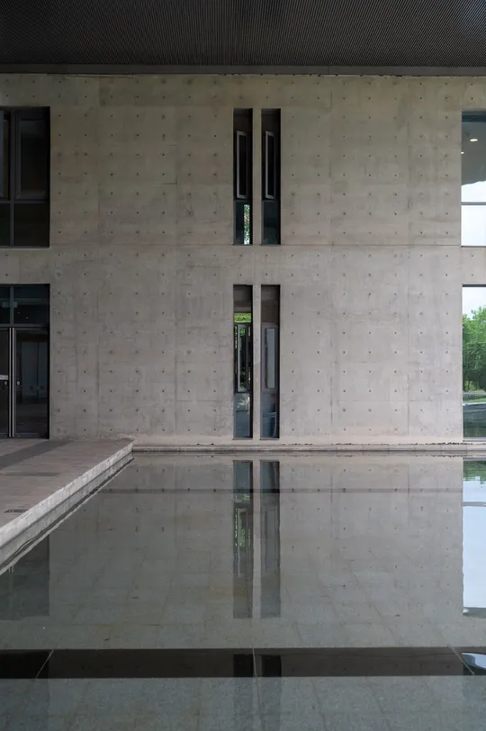 建筑前有一个大窗户前的水池