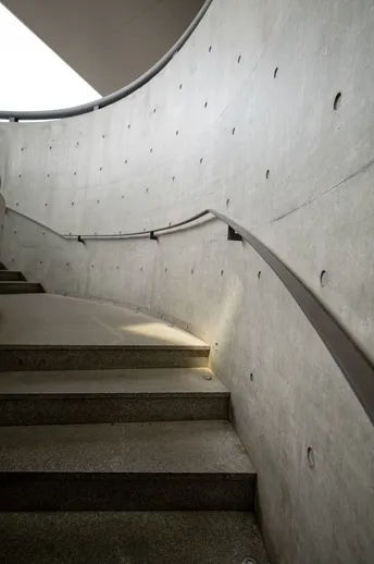 一个带有混凝土墙壁和由天窗照亮的楼梯间