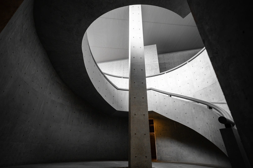 抬头仰望建筑物的结构