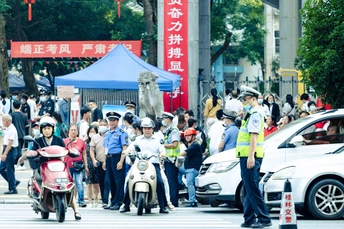 城市里一条繁忙的街道 有很多人在散步 摩托车和踏板车在车流中