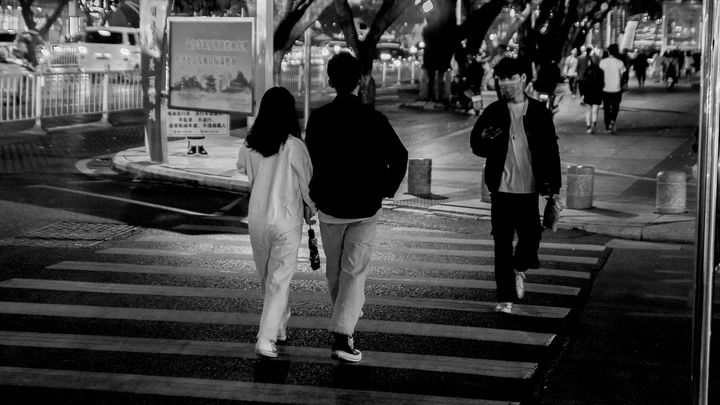 ²你瞧天上那白云聚了又散，散了又聚..