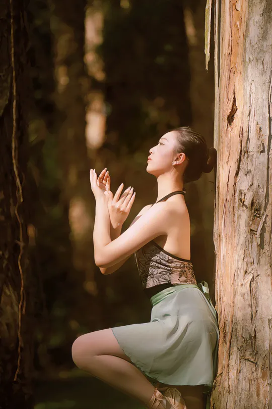一位年轻女子在森林中做瑜伽