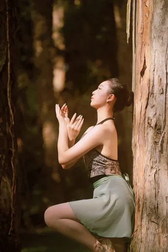 一位年轻女子在森林中做瑜伽