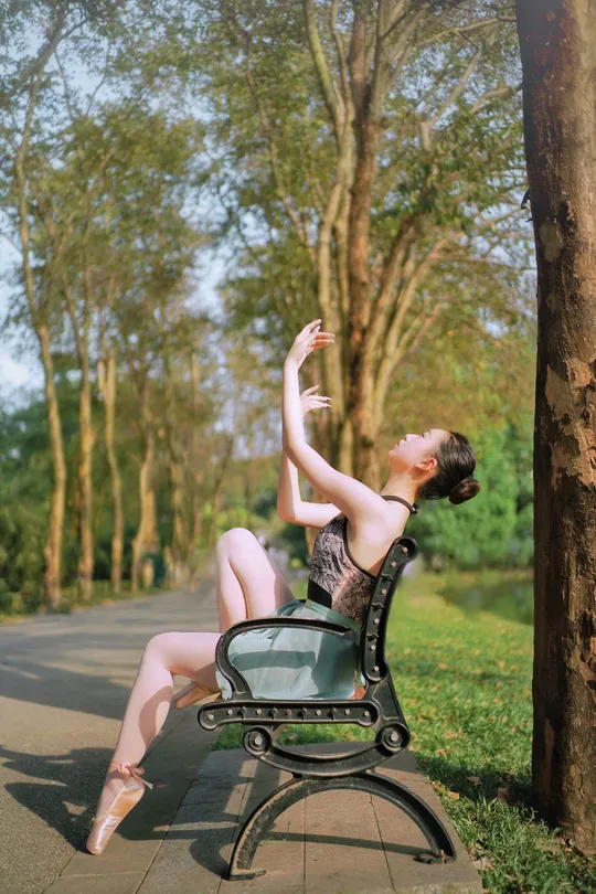 一位年轻女子坐在公园的长椅上