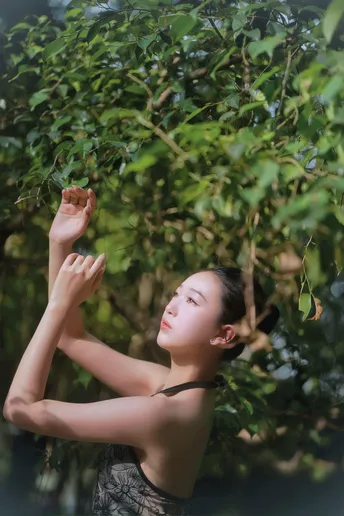 一位年轻女子手里拿着一个水果