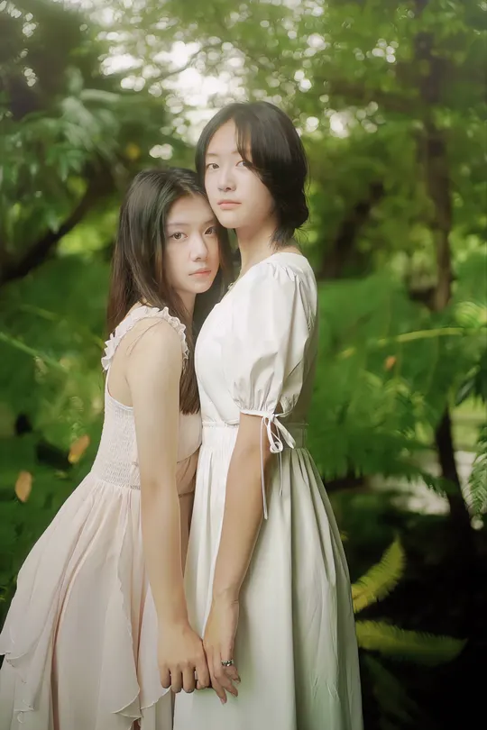 一个年轻女孩和她母亲在森林中摆姿势