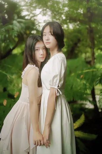 一个年轻女孩和她母亲在森林中摆姿势