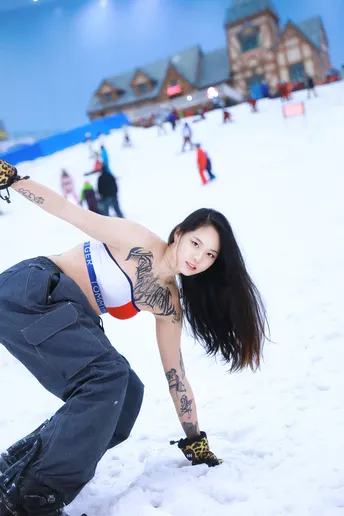 一位年轻女子跪在雪板上滑雪