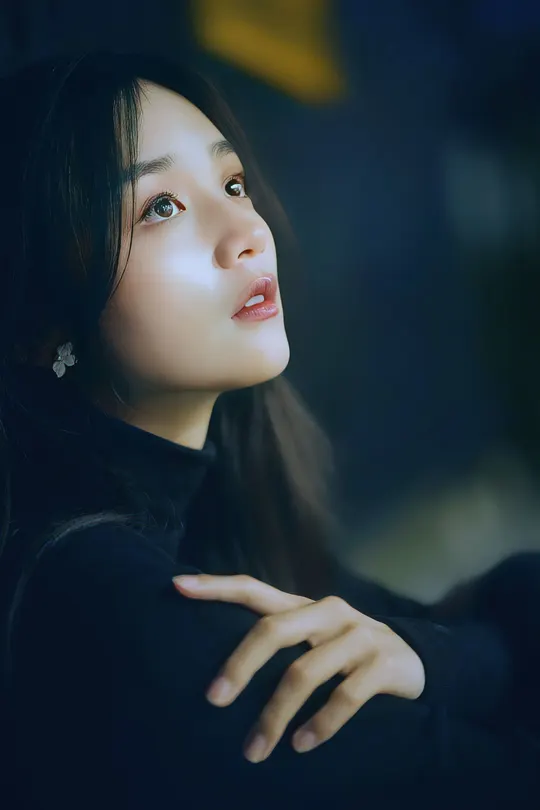 暗光中美女的肖像