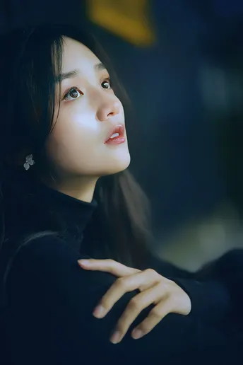 暗光中美女的肖像