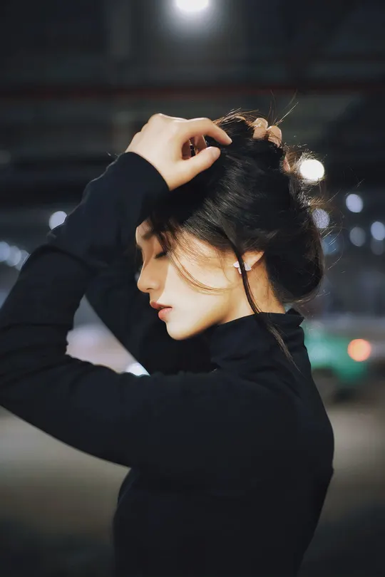 背后托着头发 双手在头的后面 年轻女子