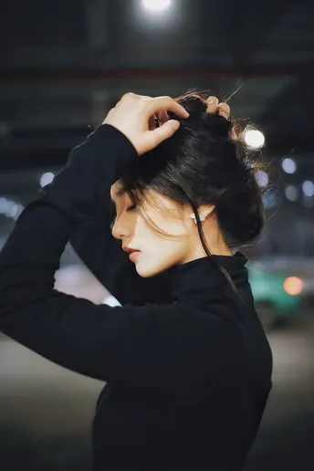 背后托着头发 双手在头的后面 年轻女子