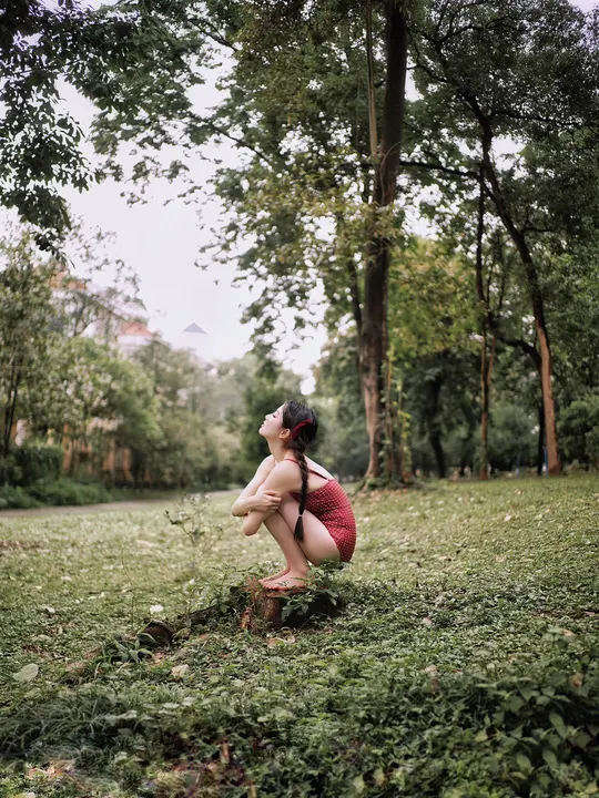 一位年轻女子在草地上练习瑜伽