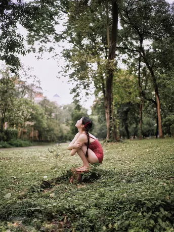一位年轻女子在草地上练习瑜伽