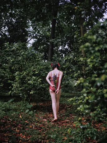 一个人站在森林里的树林里