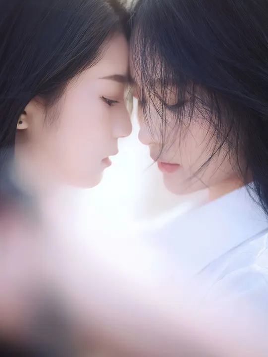 一些女孩在镜子前互相注视