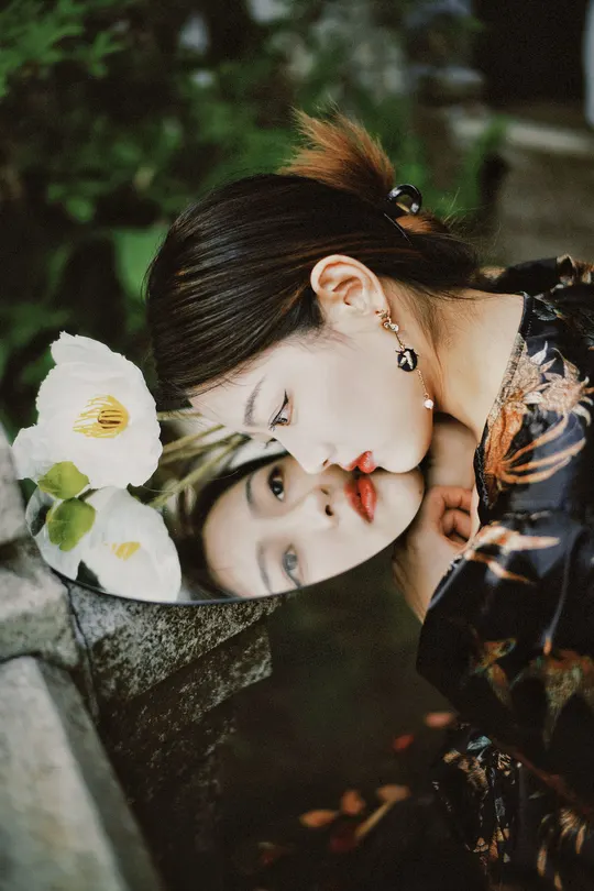 一位带着白色花朵的女人