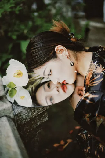 一位带着白色花朵的女人