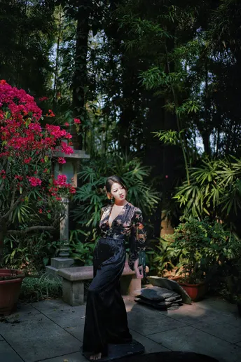 一位穿着黑色和服的美女站在花园里