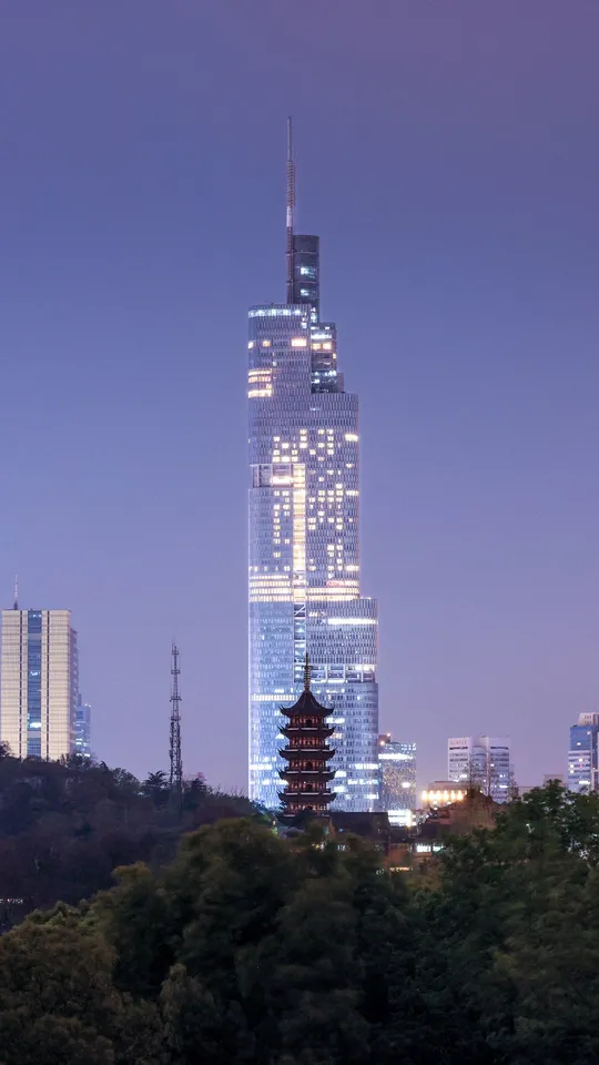 傍晚或夜晚的城市 高大的建筑和塔楼被灯光照亮。