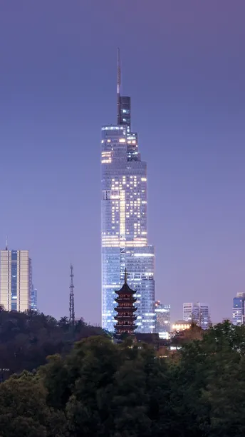 傍晚或夜晚的城市 高大的建筑和塔楼被灯光照亮。