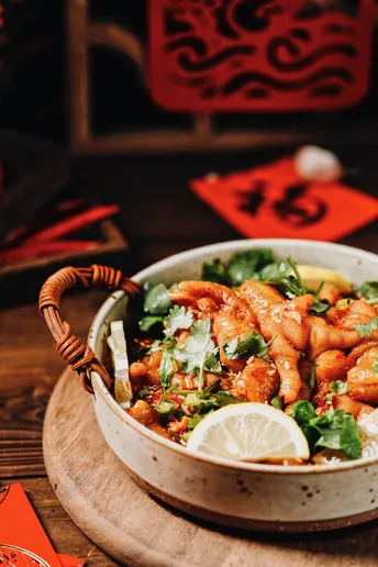 一篮食物放在桌子上