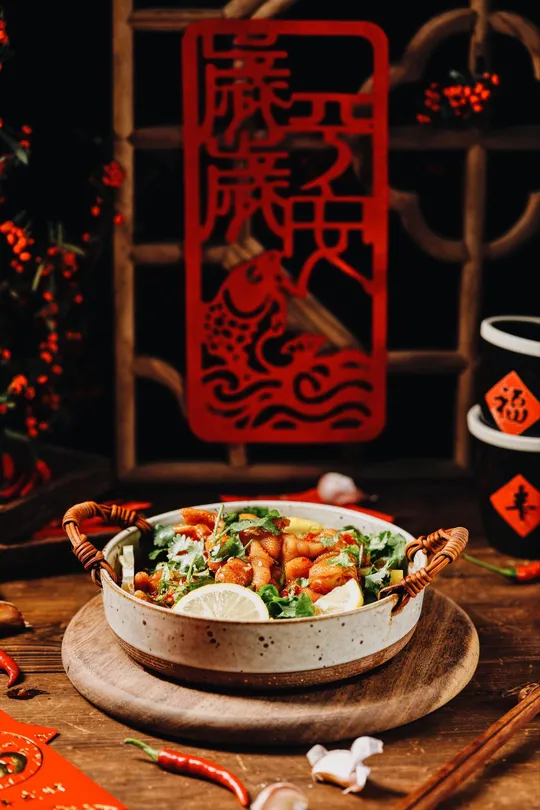 一碗食物和筷子在木桌上