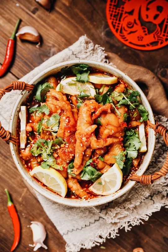 碗中的食物 木桌