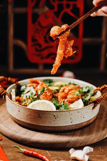 一碗食物和筷子在桌子上