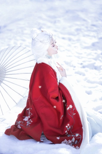 一位身着红色和服的女子在雪中
