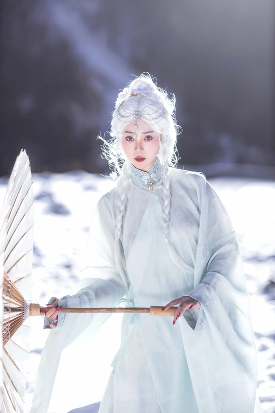穿白裙子的女孩在雪中挥着扫雪工具